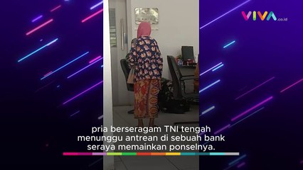 Reaksi Anggota TNI Melihat Nenek Tua Menyodorkan Tangan