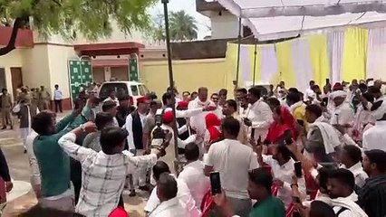 मुख्तार के भाई अफजाल अंसारी का हाथ थामकर कार्यकर्ताओं से मिले अखिलेश, सामने आया वीडियो
