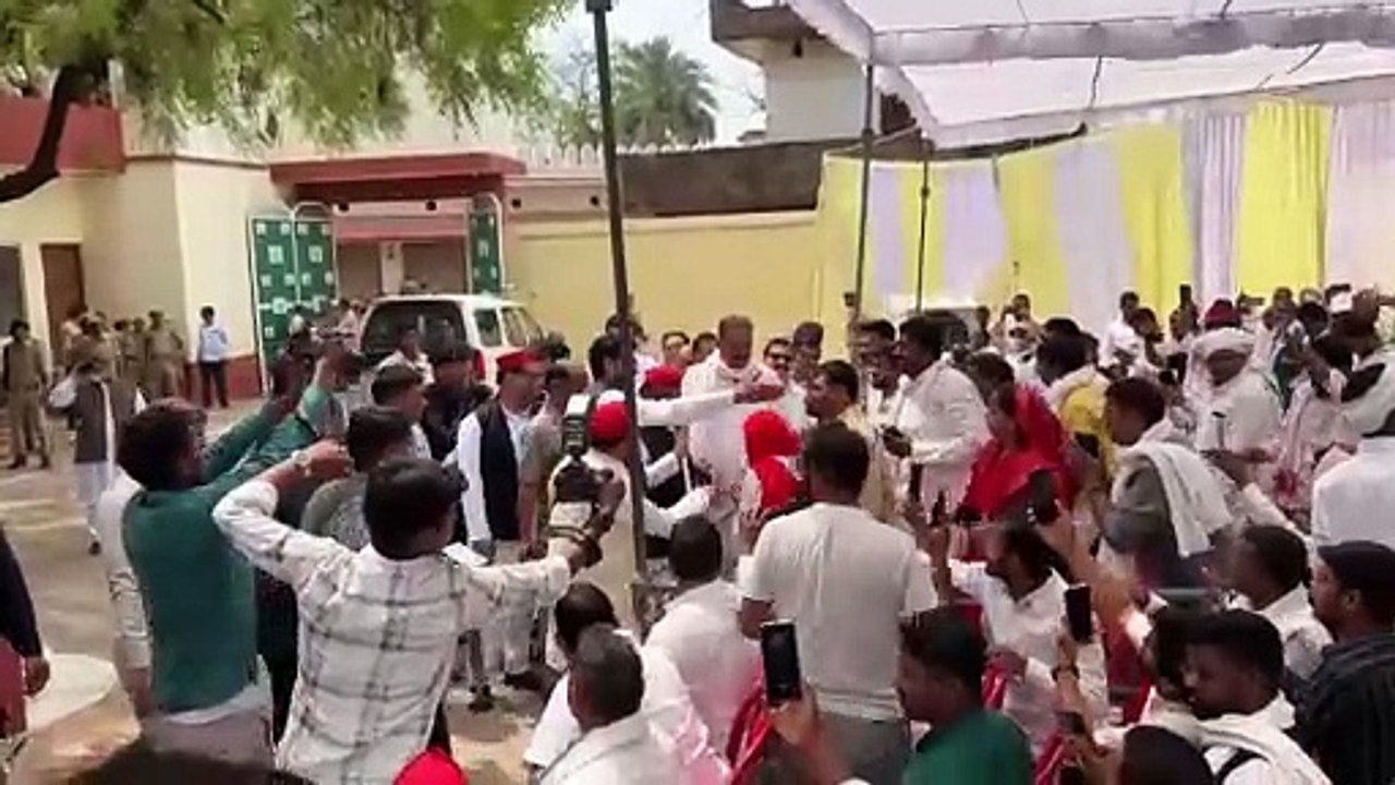 मुख्तार के भाई अफजाल अंसारी का हाथ थामकर कार्यकर्ताओं से मिले अखिलेश, सामने आया वीडियो