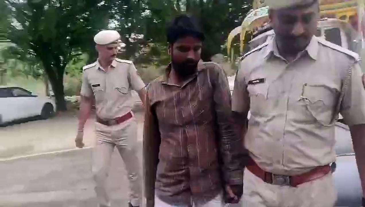 साढ़े १७ लाख के डोडा चूरा से भरी पिकअप पकड़ी