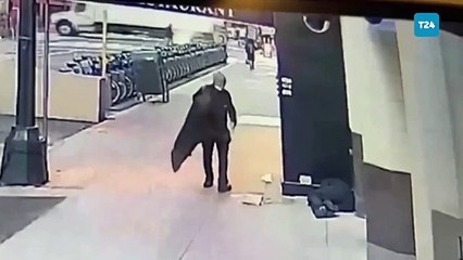 Amerika'da bir adam üstüne ceket örttüğü evsiz tarafından dövülerek gasb edildi
