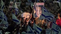 ليلة ساخنة في تل أبيب.. عملية دهس ومواجهات وغانتس يستنكر وصف المتظاهرين بالأعداء