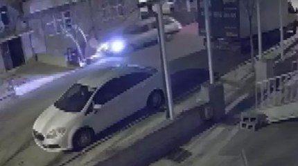 Nevşehir'de otomobil evin bahçesine devrildi! O anlar kamerada