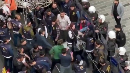 Taksim'deki İsrail protestosunda polisin bir kadına attığı tokat tepkiye yol açtı