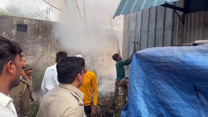 Breaking: अगरबत्ती फैक्ट्री में भभकी भीषण आग, जान बचाकर भागे लोग... देखें VIDEO