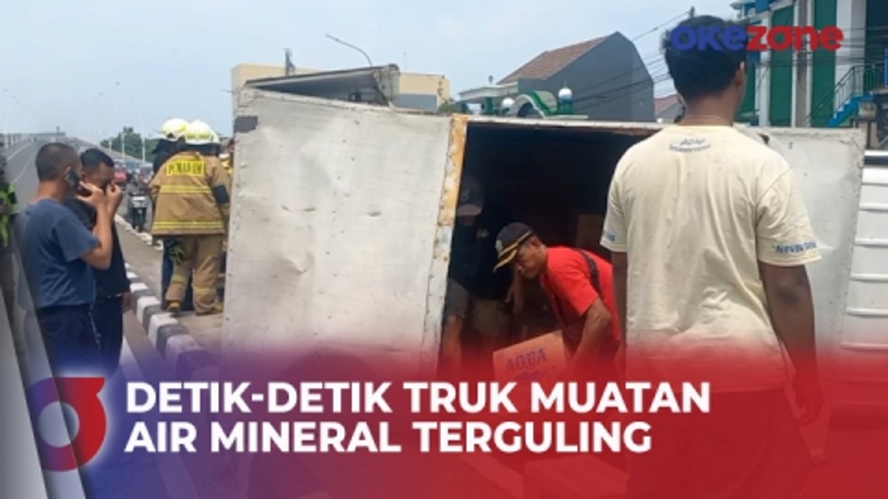 Hilang Kendali, Truk Boks Muatan Air Mineral Terguling di Flyover Pulogebang