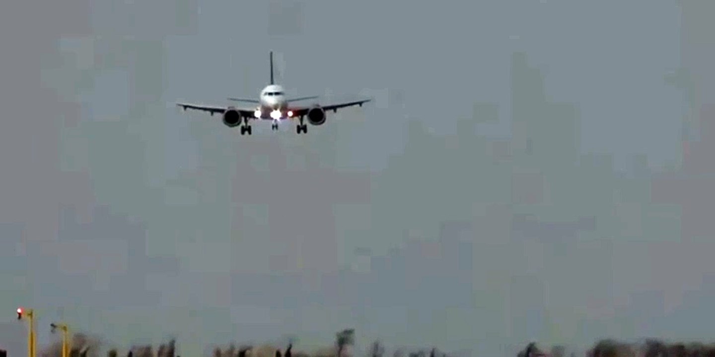Havada korku dolu anlar! Fırtına, uçağı yanladı