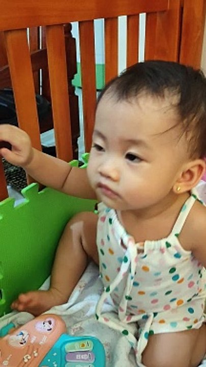 angry face ng cute na baby