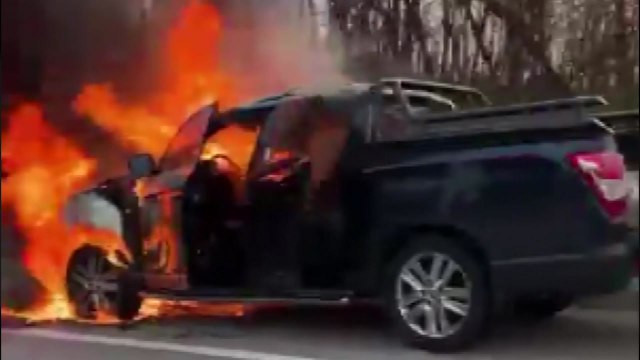 호남고속도로 달리던 화물차에서 불...다친 사람 없어 / YTN