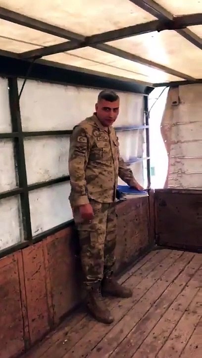 CHP İçişleri Bakanlığı'ndan Sorumlu Genel Başkan Yardımcısı ve İzmir Milletvekili Murat Bakan, Hani 3. Jandarma Komando Taburu’nda görev yapan beş rütbeli askerin bir disiplin soruşturmasına kamyon kasasında götürüldüğü görüntüleri paylaştı.