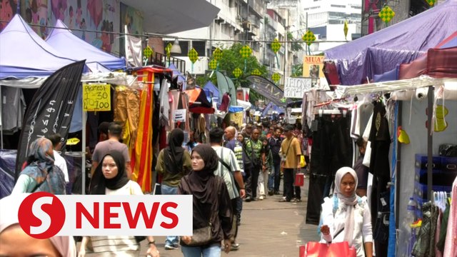 Last-minute shoppers throng Jalan TAR for Raya preparations