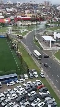 VÍDEO: Torcedores soltam bomba e atingem ônibus em confusão pré Ba-Vi
