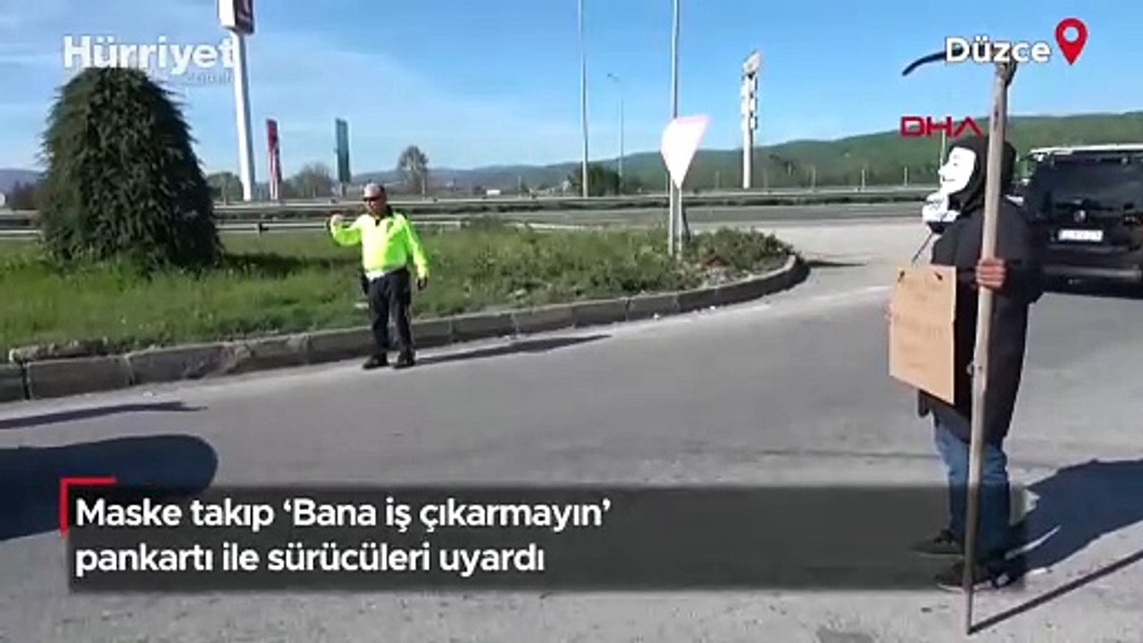Düzce'de maske takıp ‘Bana iş çıkarmayın’ pankartı ile sürücüleri uyardı