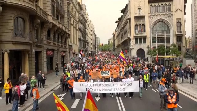 Miles de manifestantes en Barcelona y cientos de personas con una cadena humana en Madrid protestan contra la privatización de la Sanidad