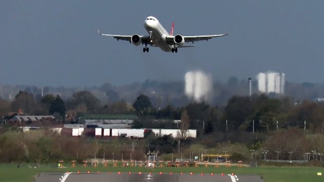 Pris dans les rafales de la tempête Kathleen, les pilotes de la Turkish Airlines ratent deux fois leur atterrissage
