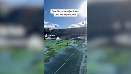 Video herunterladen: El vacile del Cádiz a Xavi en su cuenta de TikTok con el estado del césped