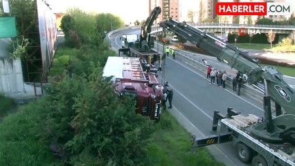 Ataşehir'de sebze yüklü kamyon virajı alamayarak yan yattı