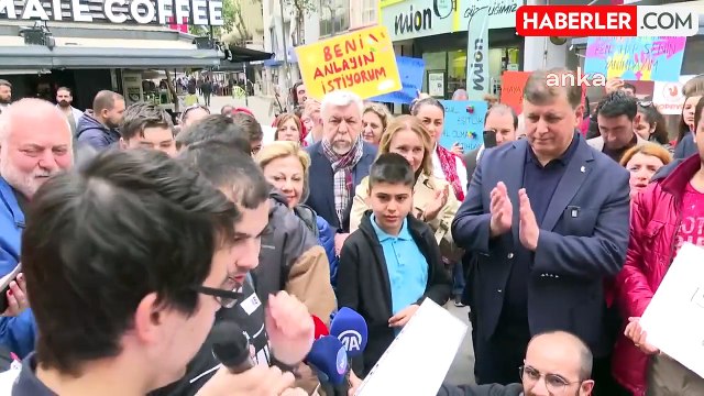 İzmir Büyükşehir Belediye Başkanı Otizm Yürüyüşüne Katıldı