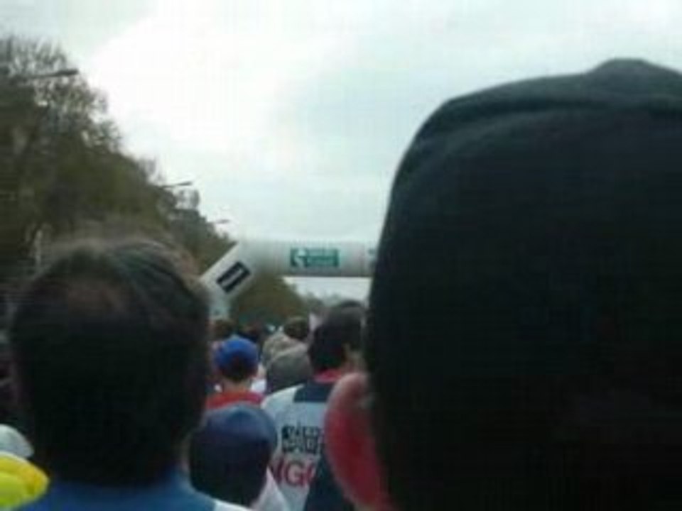 Marathon Paris 2008 - ligne de départ qui approche