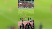 İZLE | Fenerbahçe - Galatasaray maçı tatil edildi! İşte o anlar... (VİDEO)