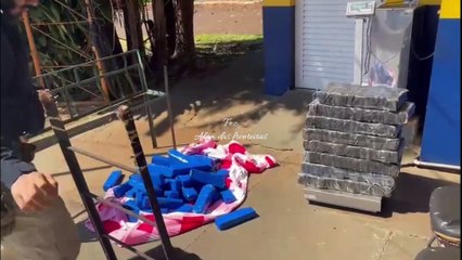 Tải video: Em um só dia, PRF apreende 614 quilos de maconha, uma pistola, um carro roubado e 10 coletes em Santa Terezinha de Itaipu (PR)