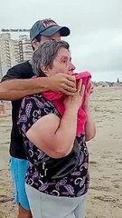 Une mère de 72 ans voit l'océan pour la première fois de sa vie