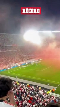 HINCHAS DE RIVER PLATE SACAN MANTA Y CANTICOS CONTRA INGLESES EN MEMORIA DE LAS ISLAS MALVINAS