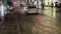 Yüksekova'da caddeler göle döndü, araçlar adeta suda yüzdü