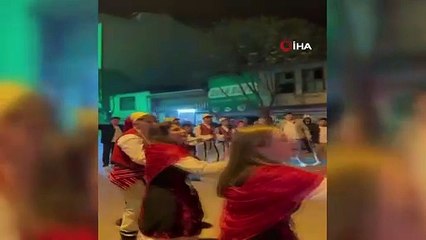 Yöresel kıyafetler giyerek oyun havasıyla vatandaşları sahura kaldırdılar