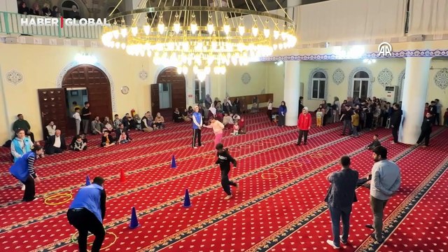 Camide hem eğleniyorlar hem maneviyat atmosferini yaşıyorlar