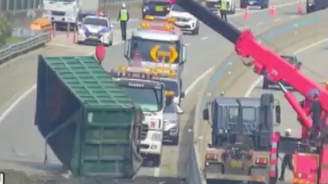 충남 예산군 고속도로 화물차 적재함 떨어져...운전자 경상 / YTN