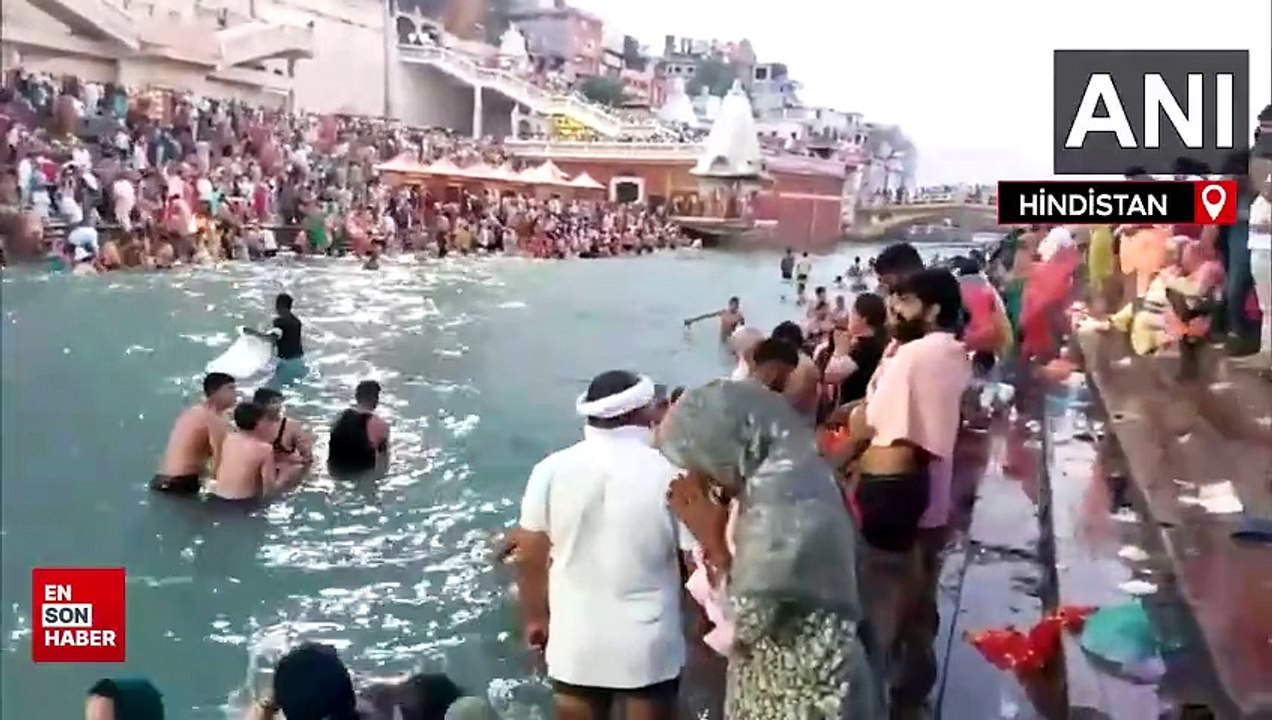 Hindistan'da kutsal nehirde yıkandılar