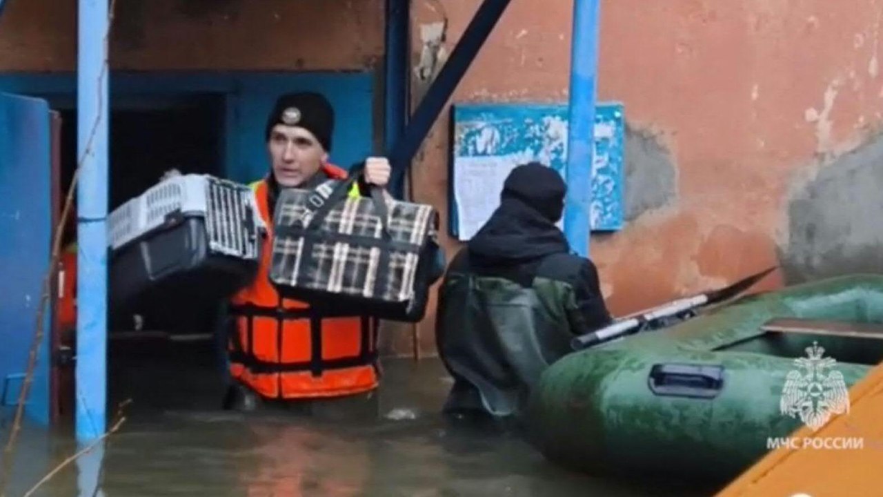 Dammbruch in Orsk: Tausende auf der Flucht