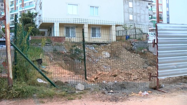 Çekmeköy'de inşaatın temel kazısında yan binanın istinat duvarı çöktü