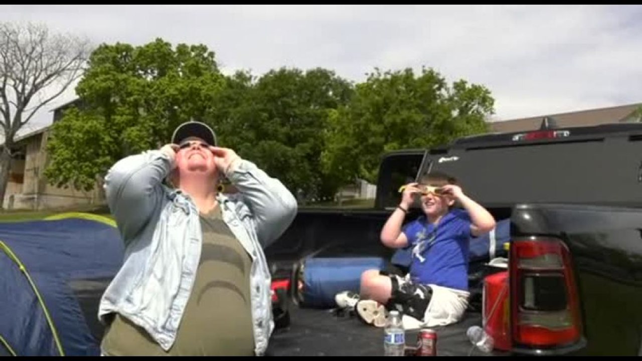 Follia eclissi in Nord America, migliaia radunati a Stonehenge II