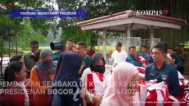 Momen Presiden Jokowi Pakai Sarung saat Tinjau Pembagian Sembako di Istana Bogor