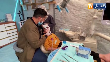 فلسطين بعد قصف مركزه الطبي.. طبيب أسنان يعيد فتح عيادته داخل خيمة بغزة