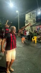 Motorista de ambulância estende bandeira do Vitória ao passar por rua