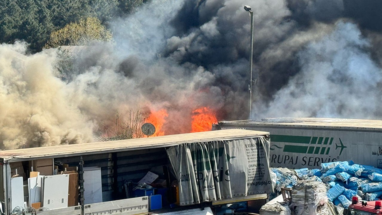 Pendik'te yediemin otoparkında yangın