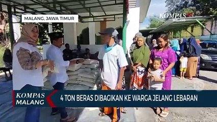 Warga di Malang Antre Pembagian Beras Zakat