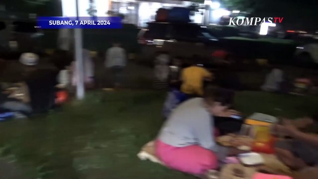 Duduk Lesehan, Potret Keseruan Pemudik Buka Puasa di Parkir Rest Area Tol Cipali di Subang