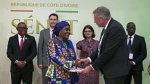L’Union européenne remet 700 guides pratiques de propositions et amendements de lois au Sénat de Côte d’Ivoire