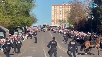 Pone los pelos de punta: miles de aficionados recibieron al Real Madrid a su llegada al Bernabéu