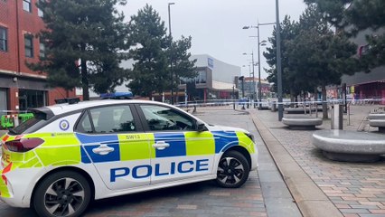 下载视频: Police hunt knifeman after teen stabbed to death in West Bromwich