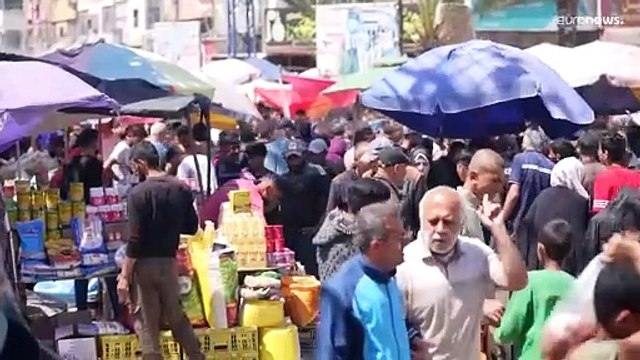 شاهد: سوق دير البلح في غزة يعج بالناس قبيل عيد الفطر المبارك