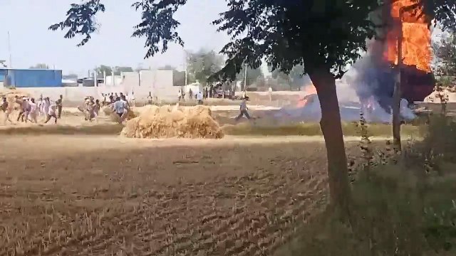 खेत में चल रही फैक्ट्री, केमिकल खाली करते समय टैंकर में लगी आग, देखे वीडियो