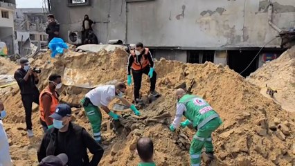 تواصل جهود انتشال جثث الشهداء من محيط مجمع الشفاء