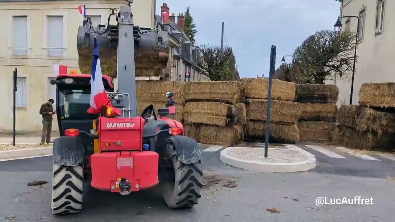 Action des agriculteurs à la DDT et la préfecture aujourd'hui à Bourges pour demander une juste rémunération et dénoncer les promesses non tenues du gouvernement. (Luc Auffret)