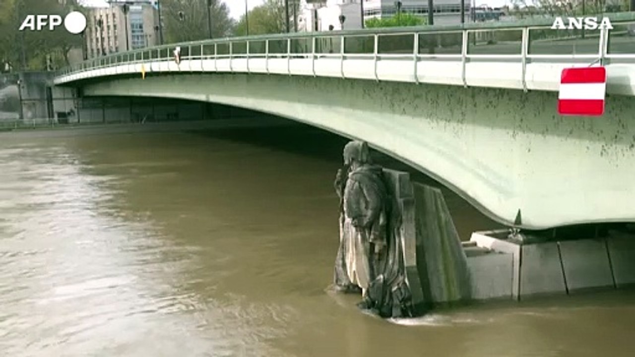Parigi, l'acqua della Senna bagna i piedi dello Zuavo