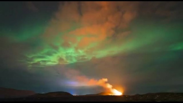 Le spettacolari immagini dell'aurora boreale durante l'eruzione in Islanda